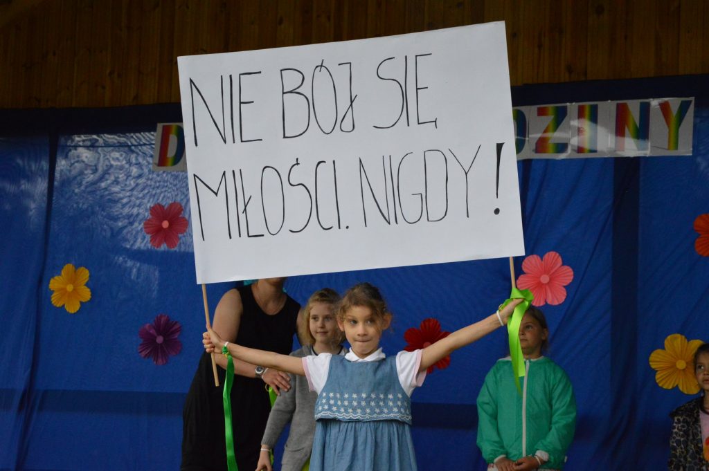 Dziewczynka trzymająca hasło: Nie bój się miłości nigdy